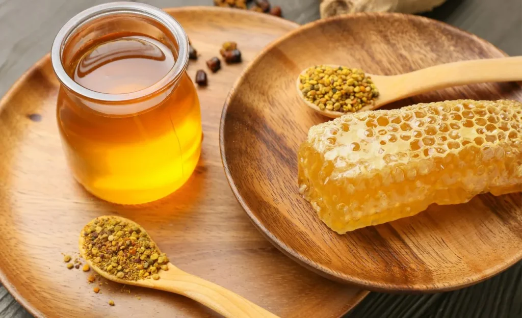 Por que o mel era essencial nas formulações antigas?